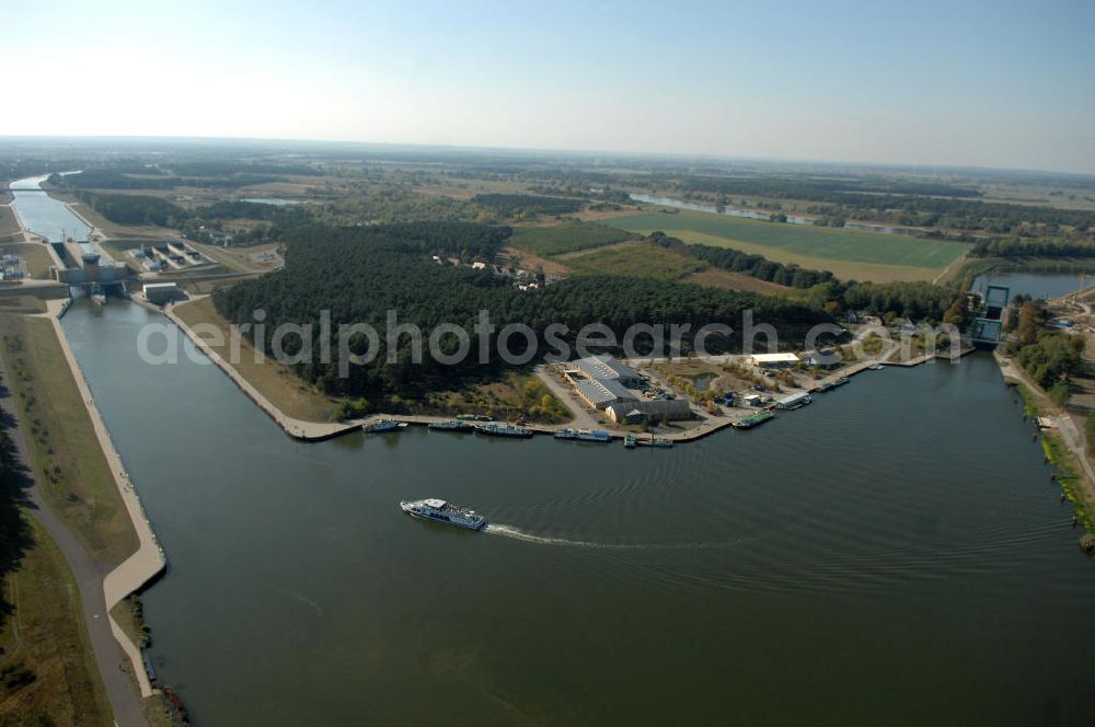 Aerial photograph Hohenwarthe - Blick auf die an der Mittellandkanal-Haltung Südfeld-Hohenwarthe errichtete Doppelschleuse Hohenwarthe, mittels der die Schiffe rund 18,50 m tief in den Elbe-Havel-Kanal hinabgeschleust werden. Da die Leistungskapazität nur einer Schleusenkammer für den zu erwartenden Schiffsbetrieb nicht ausreichen würde, wurde eine doppelte Schleuse gebaut. Ein Projekt des WSV: Wasserstraßen-Neubauamt Magdeburg, 39106 Magdeburg, Tel. +49(0)391 535-0, email: wna-magdeburg@wsv.bund.de