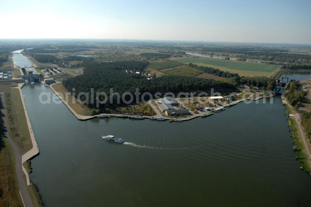 Hohenwarthe from above - Blick auf die an der Mittellandkanal-Haltung Südfeld-Hohenwarthe errichtete Doppelschleuse Hohenwarthe, mittels der die Schiffe rund 18,50 m tief in den Elbe-Havel-Kanal hinabgeschleust werden. Da die Leistungskapazität nur einer Schleusenkammer für den zu erwartenden Schiffsbetrieb nicht ausreichen würde, wurde eine doppelte Schleuse gebaut. Ein Projekt des WSV: Wasserstraßen-Neubauamt Magdeburg, 39106 Magdeburg, Tel. +49(0)391 535-0, email: wna-magdeburg@wsv.bund.de