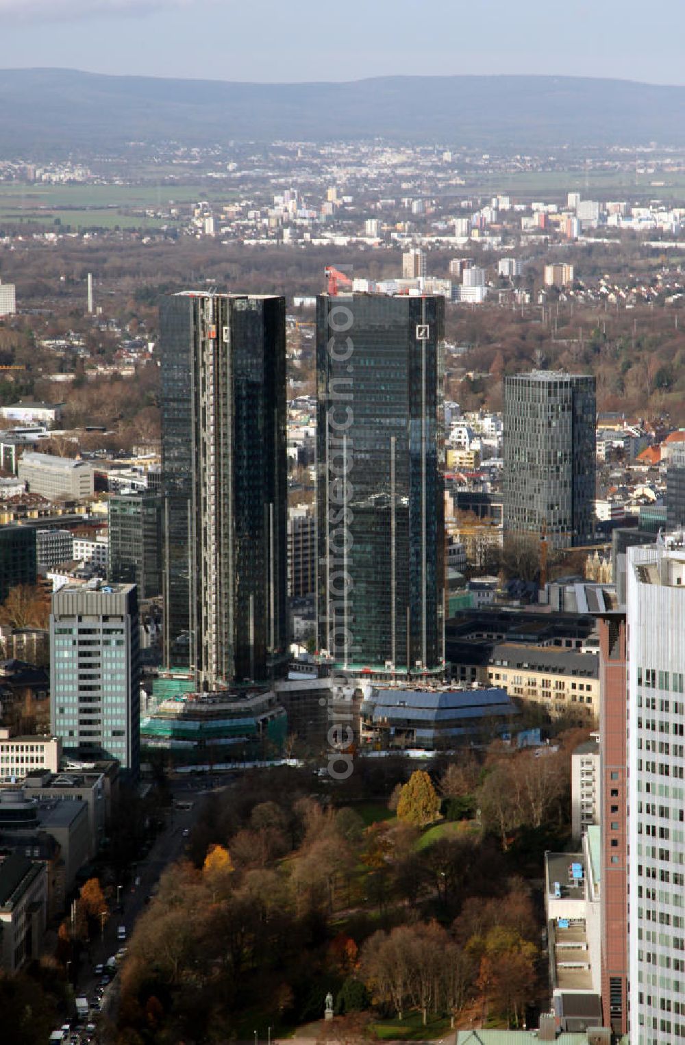 Aerial image Frankfurt am Main - Blick auf die Doppeltürme der Deutschen Bank in der Innenstadt von Frankfurt am Main. View to the twin towers of the Deutsche Bank in the inner town of Frankfurt on the Main.