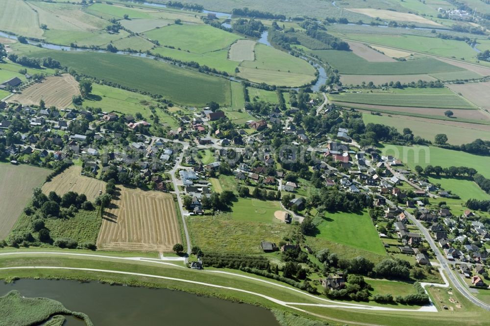 Winsen (Luhe) from the bird's eye view: Village view of the district Lassroenne at the bank of the river Elbe in Winsen (Luhe) in the state Lower Saxony