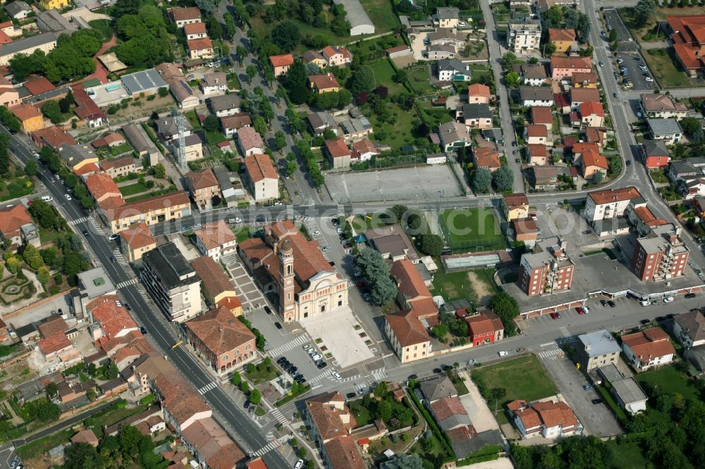 Minerbe from the bird's eye view: Village view in Minerbe in Venetien, Italy. In the Center of the village, the Catholic parish church of San Lorenzo