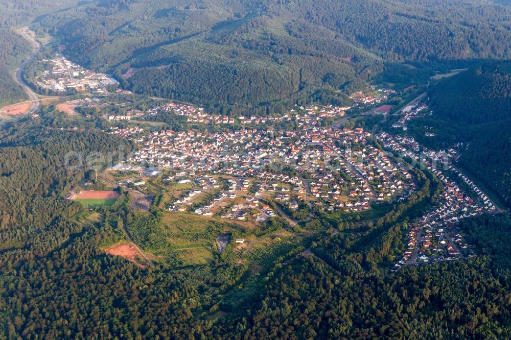 Münchweiler an der Rodalb from the bird's eye view: Village view in Muenchweiler an der Rodalb in the state Rhineland-Palatinate, Germany