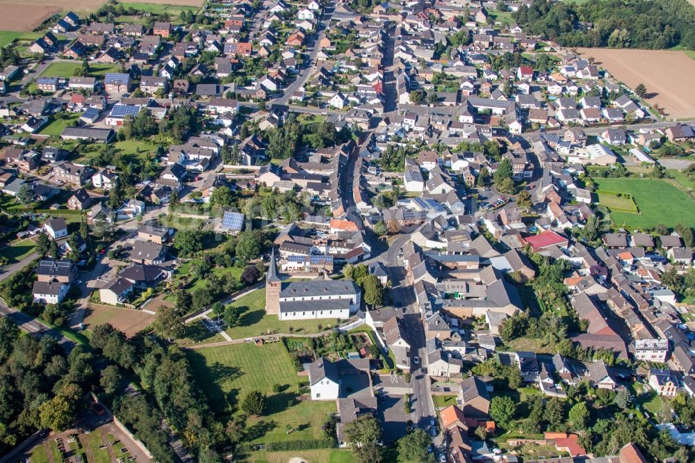 Weilerswist from the bird's eye view: Village view in the district Lommersum in Weilerswist in the state North Rhine-Westphalia, Germany