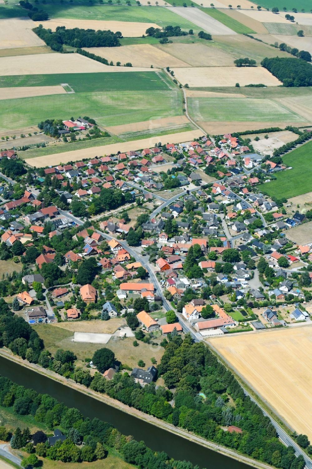 Wedesbüttel from the bird's eye view: Village view in the district Wedelheine in Wedesbuettel in the state Lower Saxony, Germany