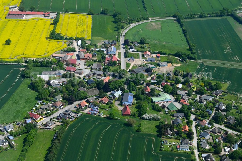 Altengörs from the bird's eye view: Village - view on the edge of agricultural fields and farmland in Altengoers in the state Schleswig-Holstein, Germany