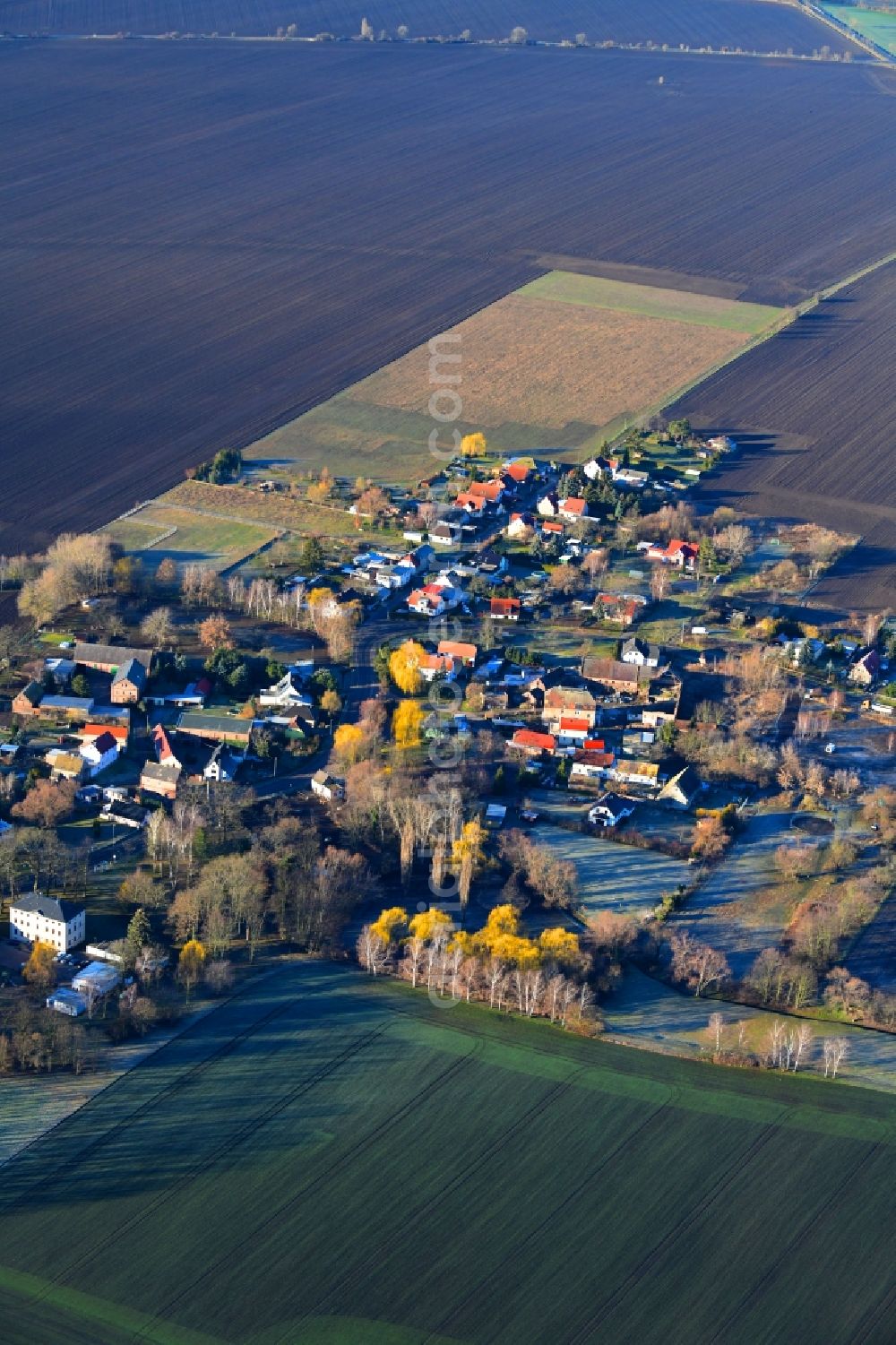 Aerial image Döhlen - Village - view on the edge of agricultural fields and farmland in Doehlen in the state Saxony, Germany