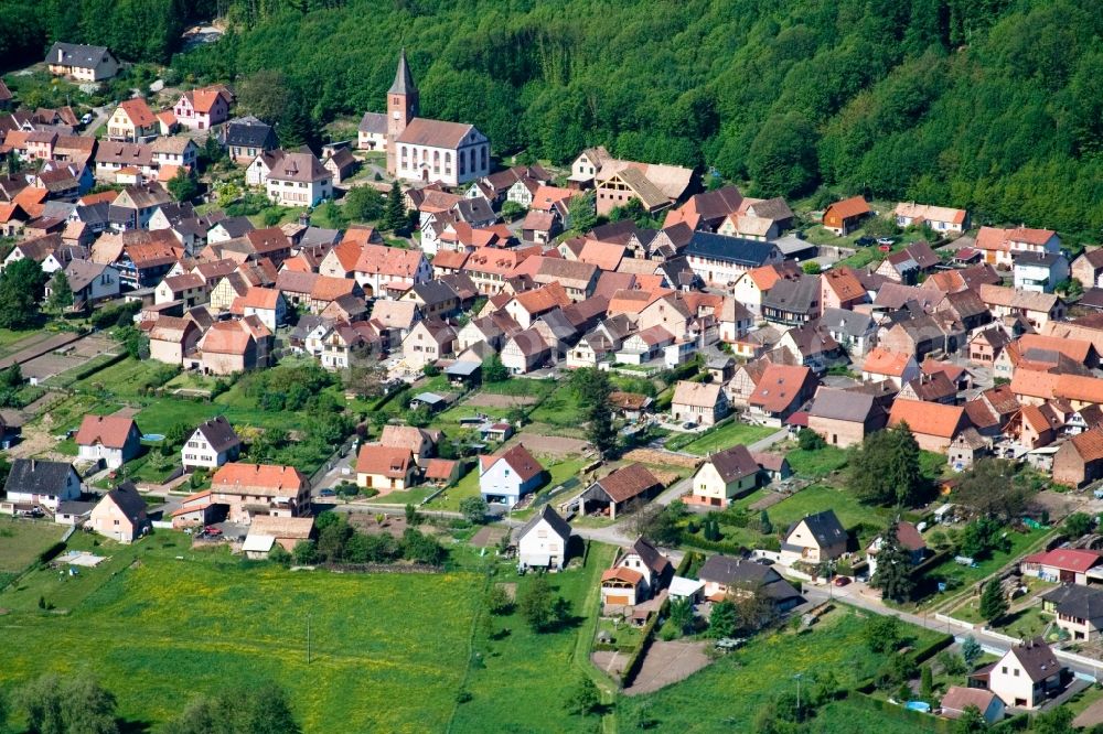 Aerial photograph Ernolsheim-lès-Saverne - Village - view on the edge of agricultural fields and farmland in Ernolsheim-lA?s-Saverne in Grand Est, France