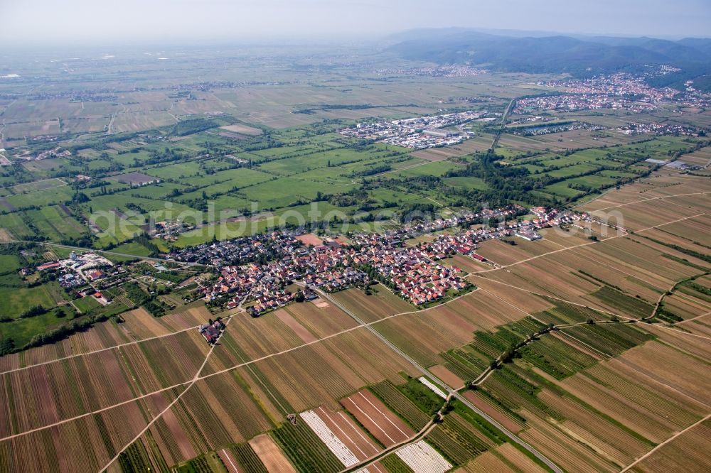 Erpolzheim from the bird's eye view: Village - view on the edge of agricultural fields and farmland in Erpolzheim in the state Rhineland-Palatinate