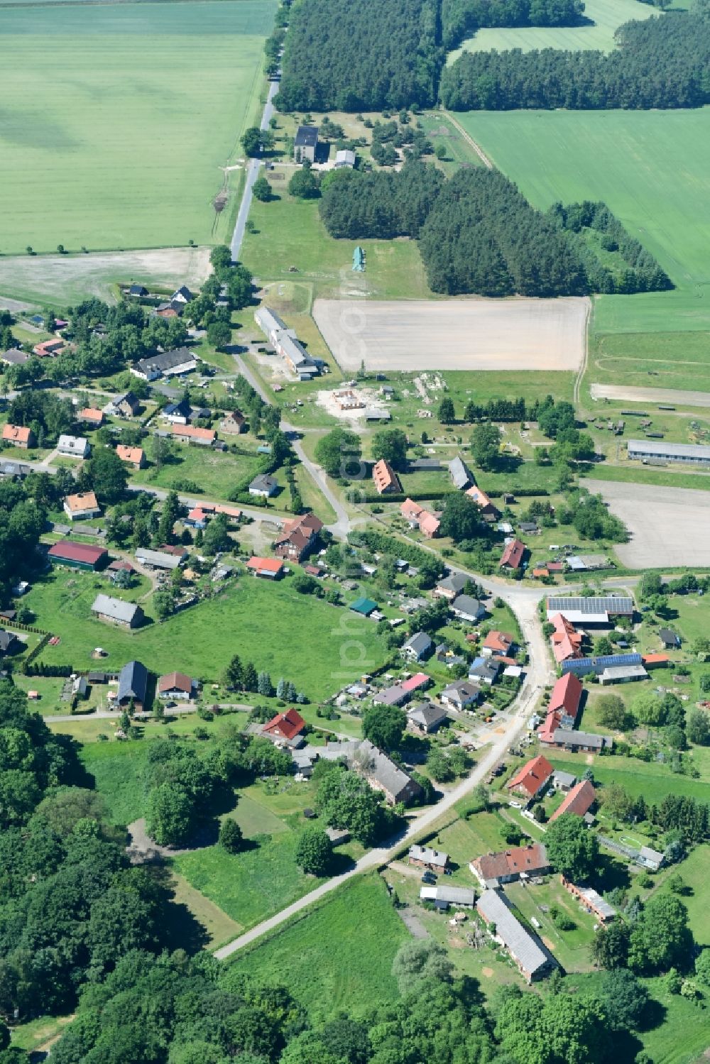 Gollensdorf from the bird's eye view: Village - view on the edge of agricultural fields and farmland in Gollensdorf in the state Saxony-Anhalt, Germany