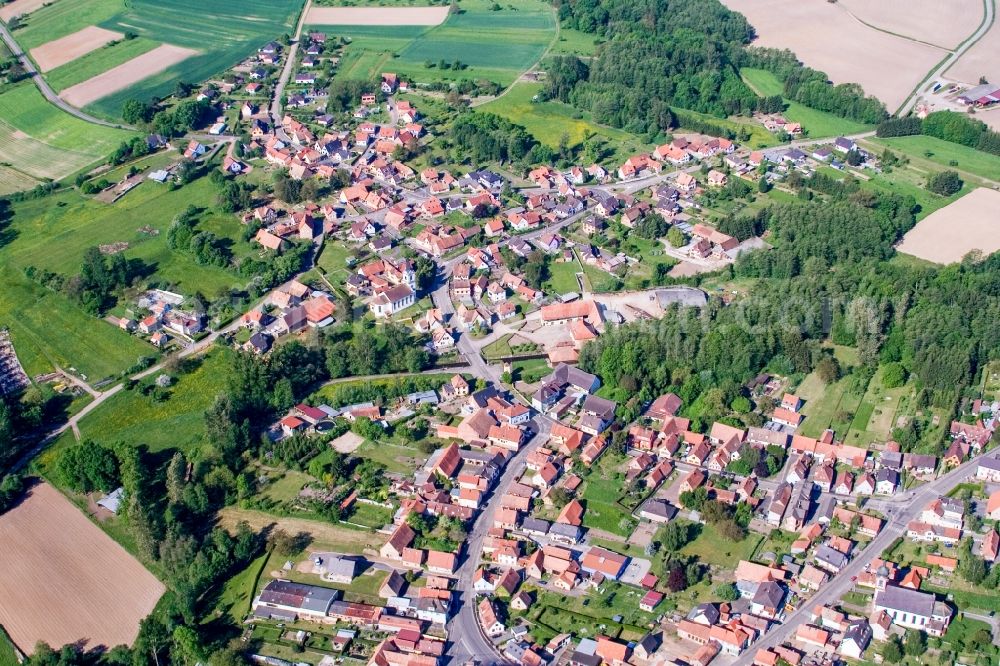 Gumbrechtshoffen from the bird's eye view: Village - view on the edge of agricultural fields and farmland in Gumbrechtshoffen in Grand Est, France