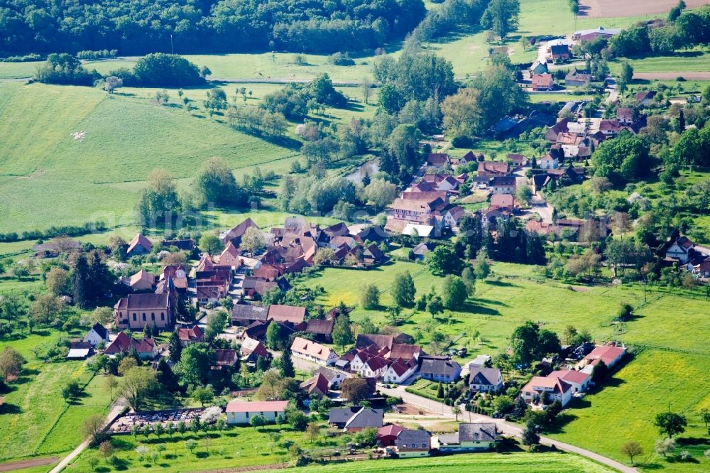 Gundershoffen from the bird's eye view: Village - view on the edge of agricultural fields and farmland in Gundershoffen in Grand Est, France