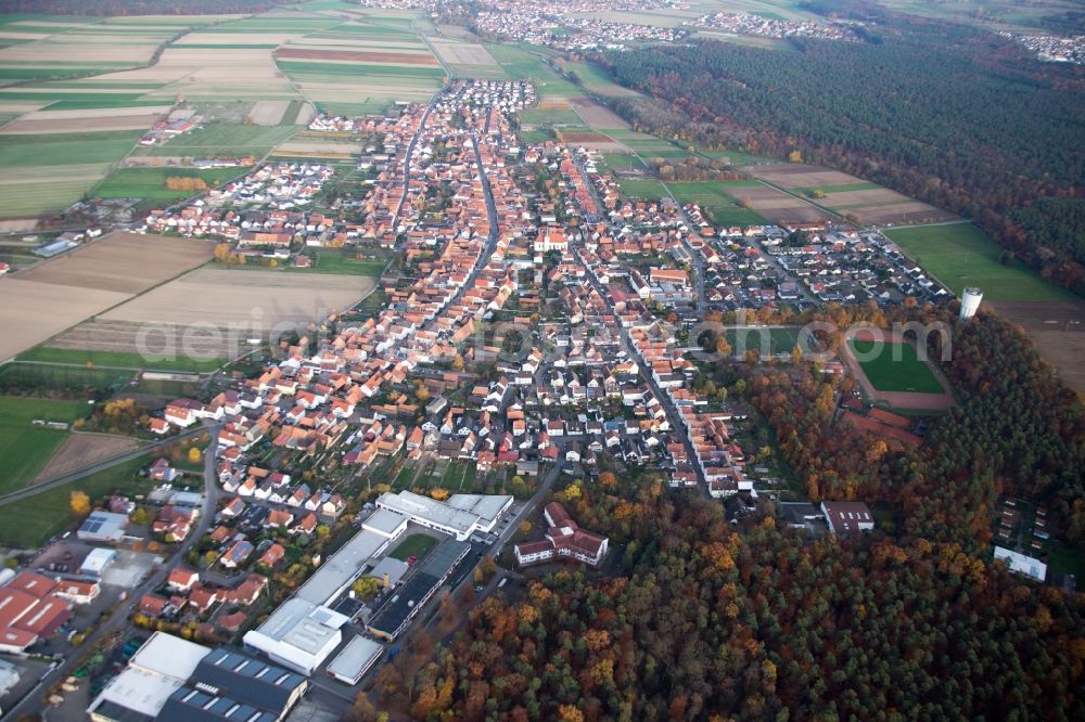 Hatzenbühl from the bird's eye view: Village - view on the edge of agricultural fields and farmland in Hatzenbuehl in the state Rhineland-Palatinate, Germany