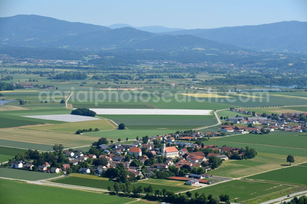 Hettenkofen from the bird's eye view: Village - view on the edge of agricultural fields and farmland in Hettenkofen in the state Bavaria, Germany