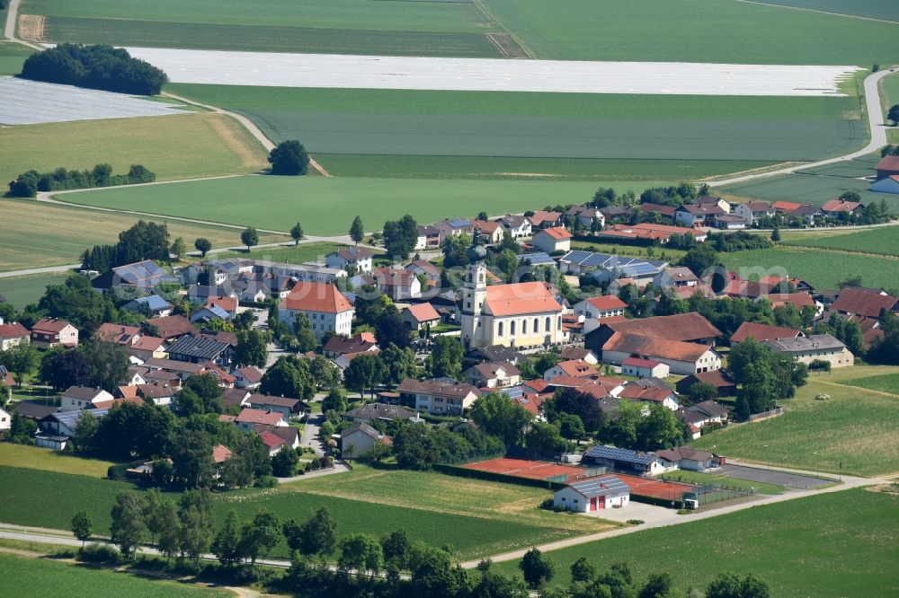 Aerial image Hettenkofen - Village - view on the edge of agricultural fields and farmland in Hettenkofen in the state Bavaria, Germany