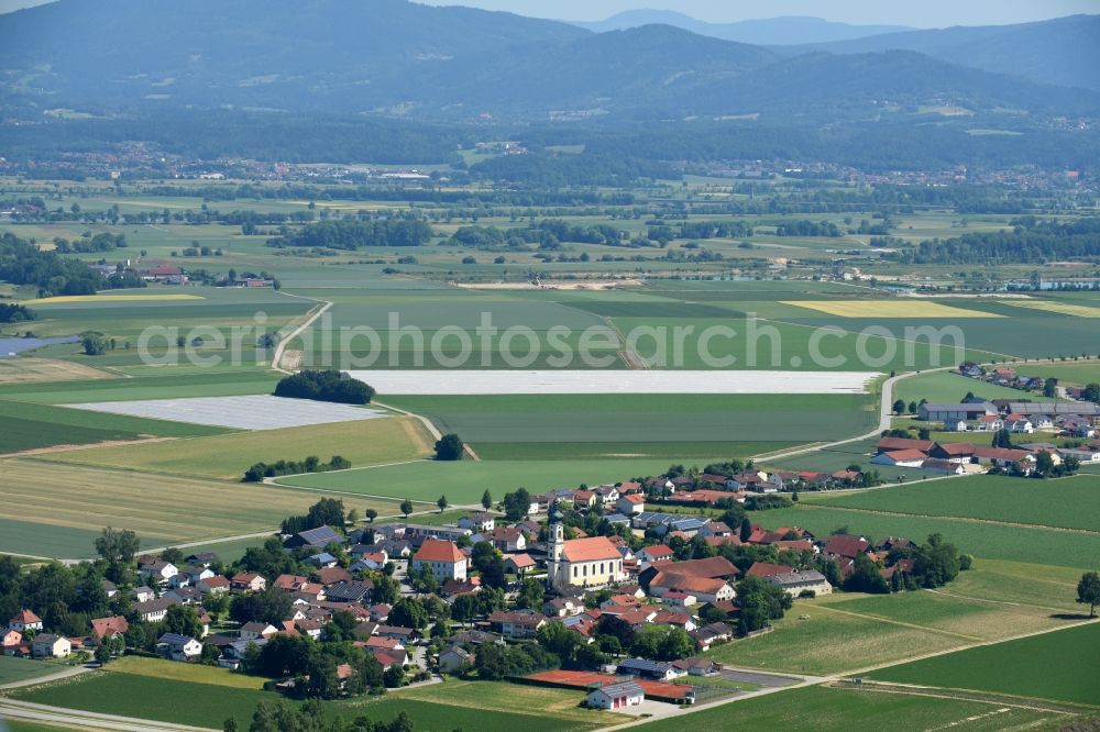 Aerial photograph Hettenkofen - Village - view on the edge of agricultural fields and farmland in Hettenkofen in the state Bavaria, Germany