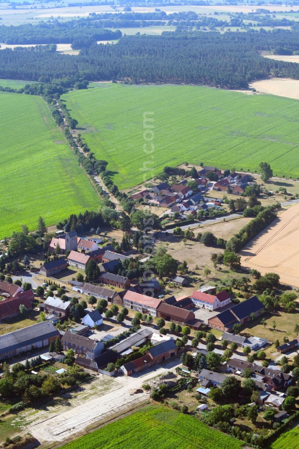 Kahrstedt from the bird's eye view: Village - view on the edge of agricultural fields and farmland in Kahrstedt in the state Saxony-Anhalt, Germany