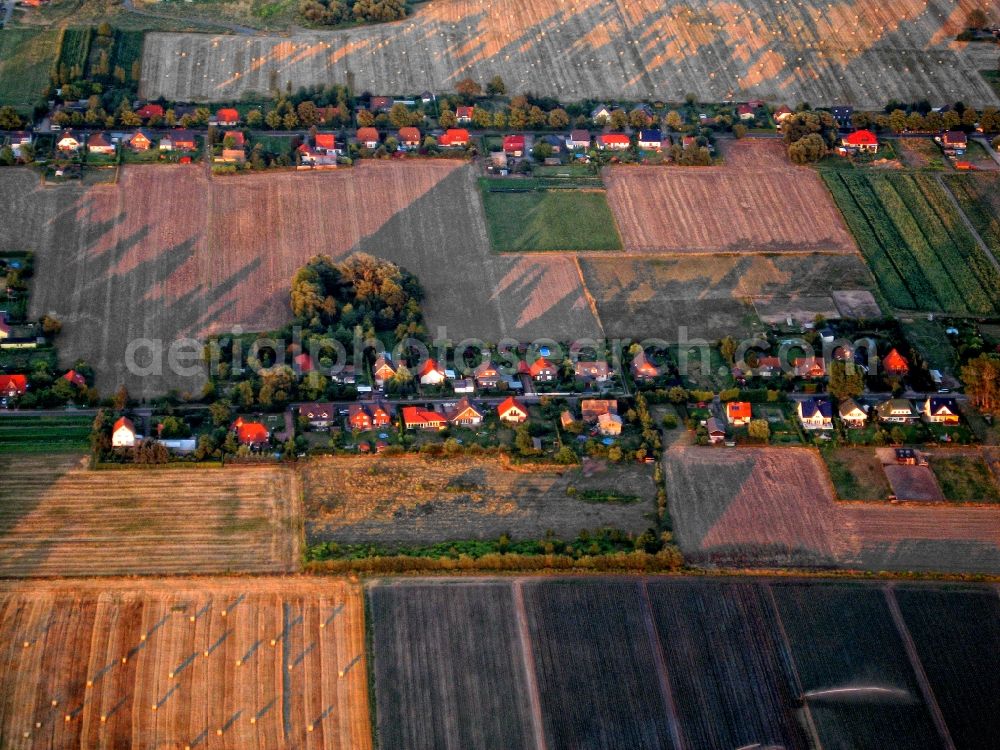 Kremmen from the bird's eye view: Village - view on the edge of agricultural fields and farmland in Kremmen in the state Brandenburg