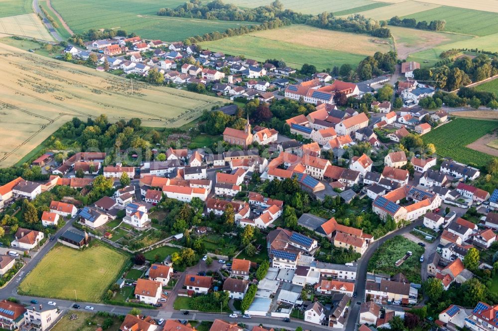 Lautersheim from the bird's eye view: Village - view on the edge of agricultural fields and farmland in Lautersheim in the state Rhineland-Palatinate, Germany