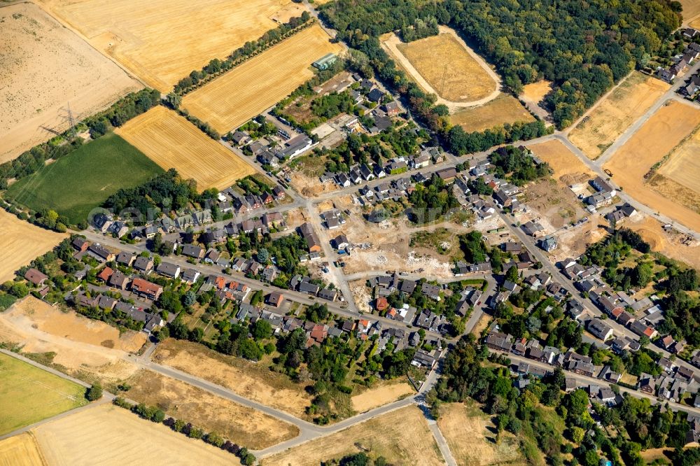 Manheim from the bird's eye view: Village - view on the edge of agricultural fields and farmland in Manheim in the state North Rhine-Westphalia, Germany