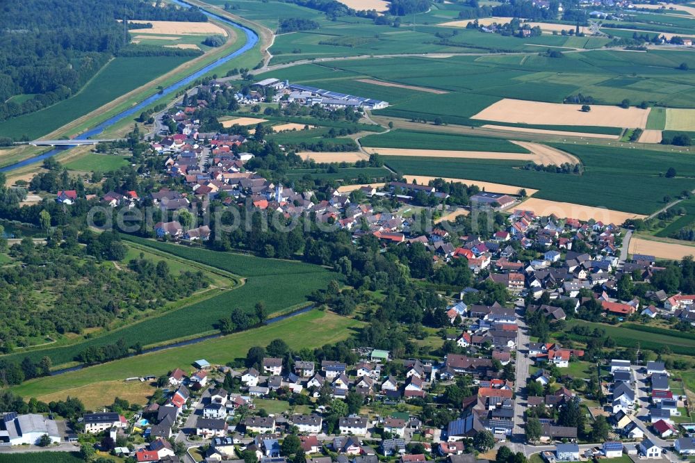 Aerial photograph Memprechtshofen - Village - view on the edge of agricultural fields and farmland in Memprechtshofen in the state Baden-Wurttemberg, Germany