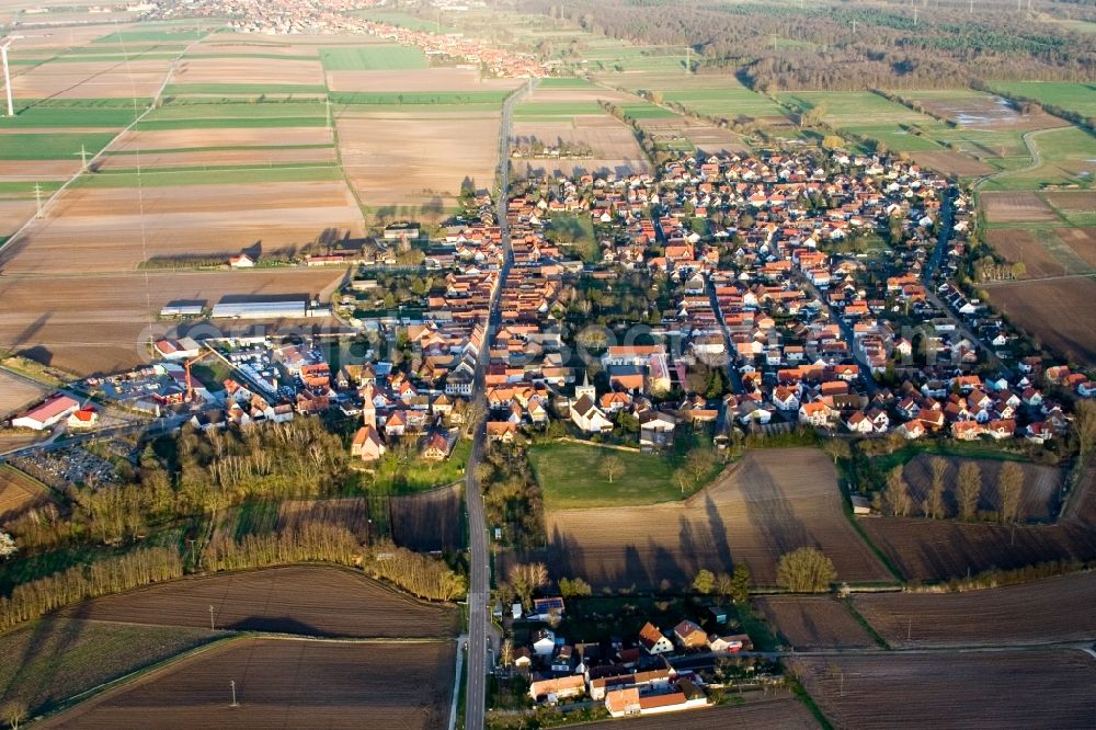 Aerial photograph Minfeld - Village - view on the edge of agricultural fields and farmland in Minfeld in the state Rhineland-Palatinate