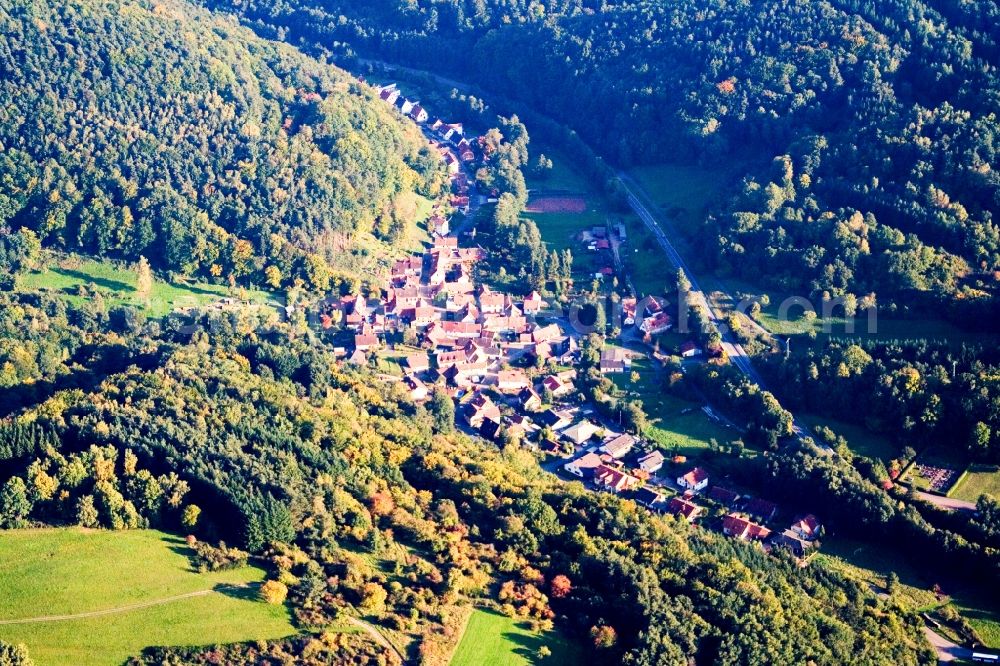 Aerial photograph Münchweiler am Klingbach - Village - view on the edge of agricultural fields and farmland in Muenchweiler am Klingbach in the state Rhineland-Palatinate