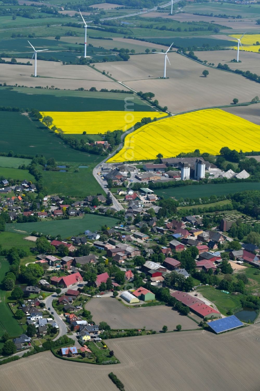 Aerial photograph Neuengörs - Village - view on the edge of agricultural fields and farmland in Neuengoers in the state Schleswig-Holstein, Germany