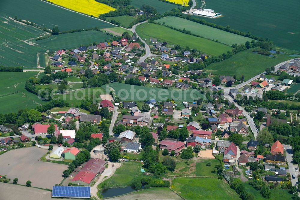 Neuengörs from the bird's eye view: Village - view on the edge of agricultural fields and farmland in Neuengoers in the state Schleswig-Holstein, Germany