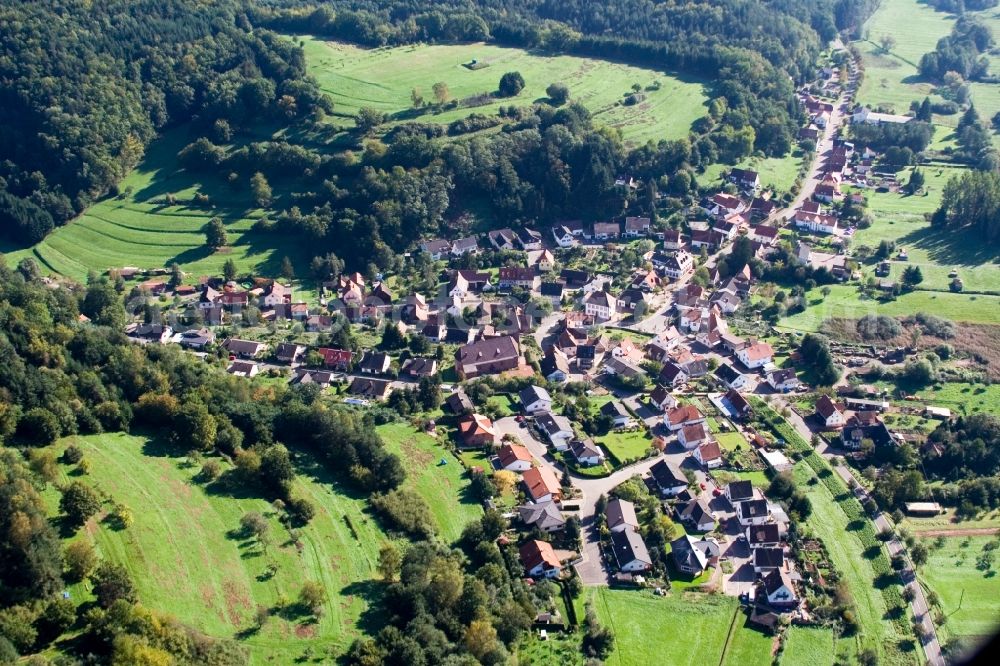 Niederschlettenbach from the bird's eye view: Village - view on the edge of agricultural fields and farmland in Niederschlettenbach in the state Rhineland-Palatinate