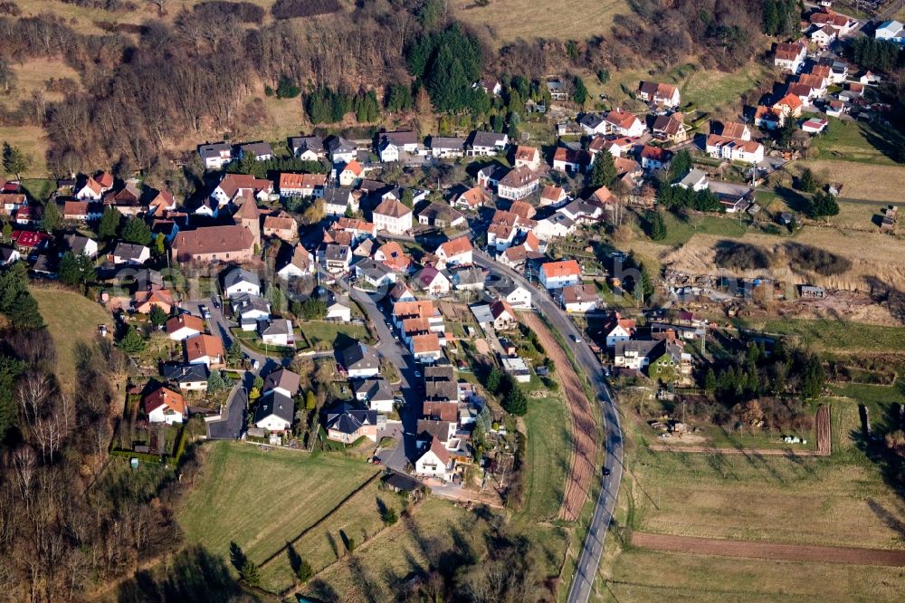 Niederschlettenbach from the bird's eye view: Village - view on the edge of agricultural fields and farmland in Niederschlettenbach in the state Rhineland-Palatinate, Germany