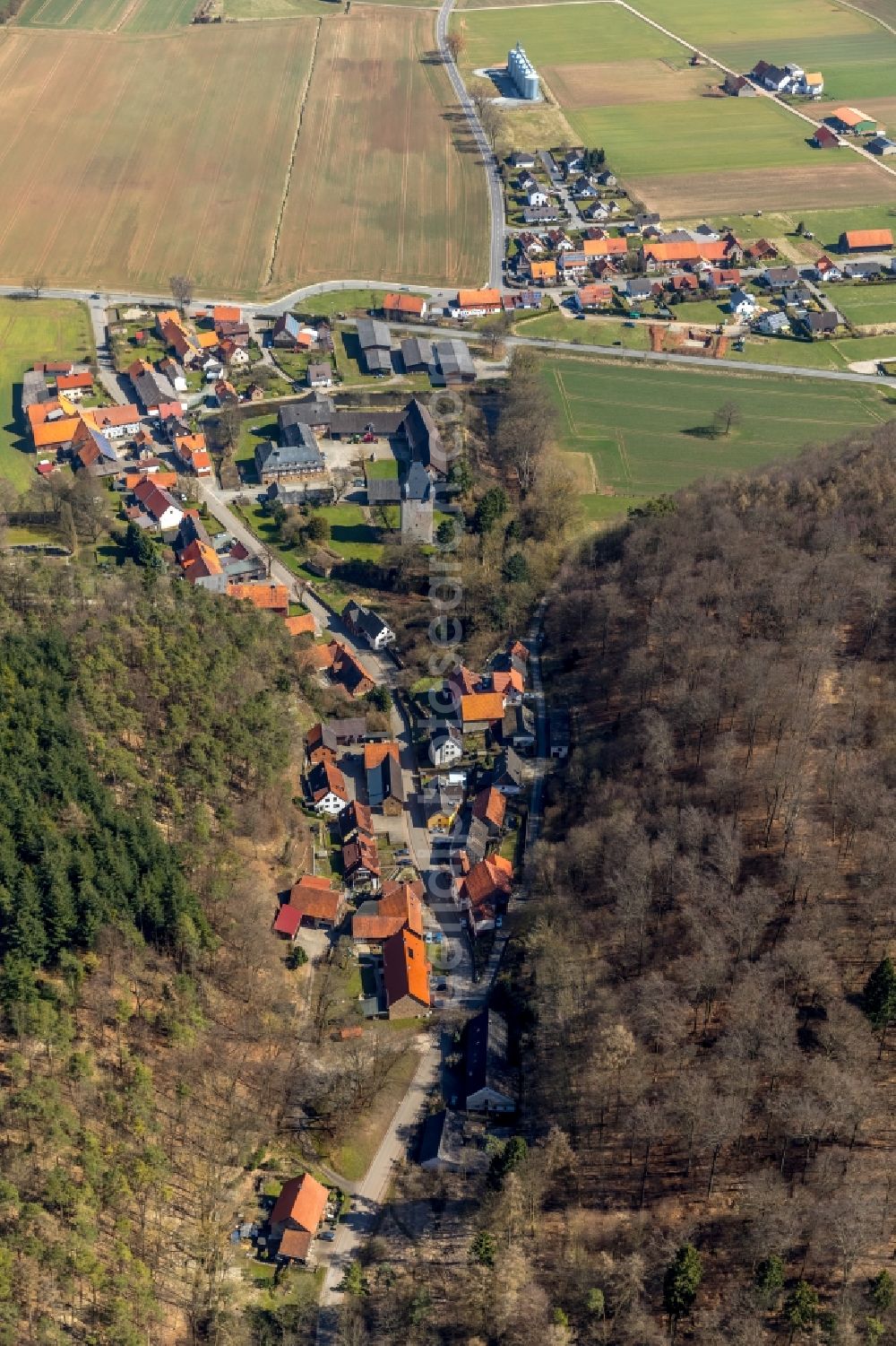 Nordenbeck from the bird's eye view: Village - view on the edge of agricultural fields and farmland in Nordenbeck in the state Hesse, Germany