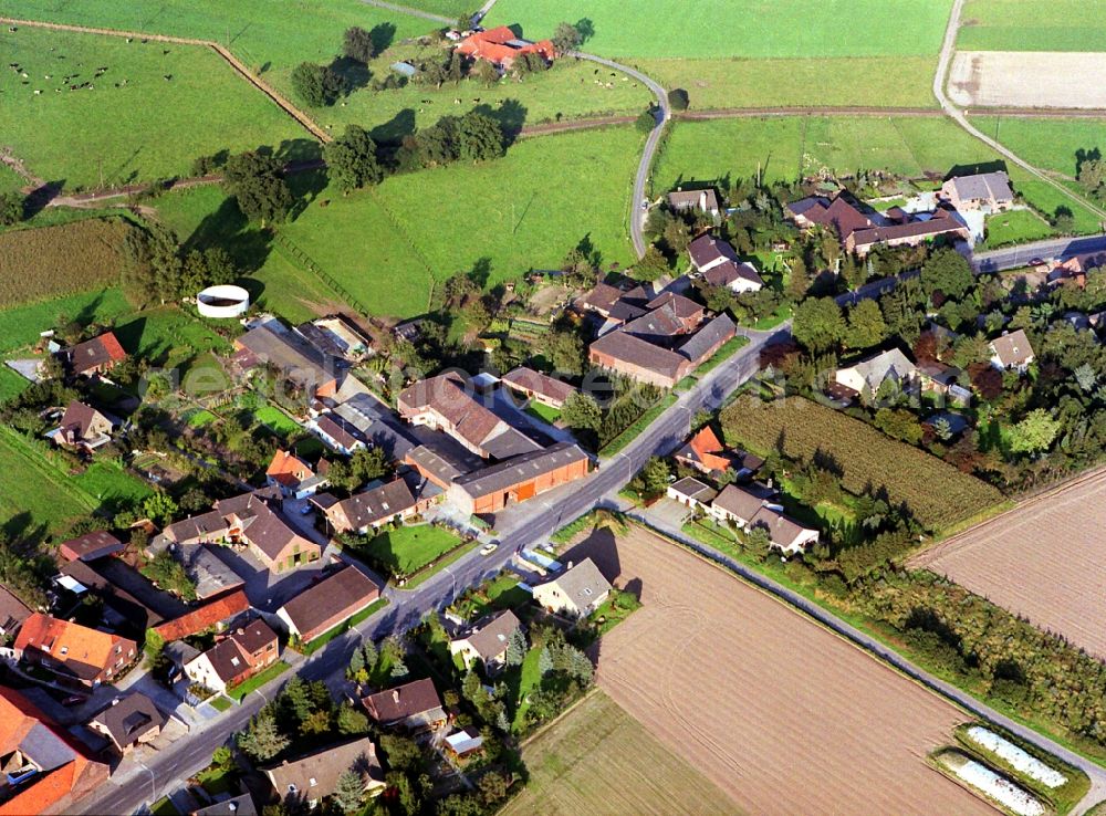 Aerial photograph Oermten - Village - view on the edge of agricultural fields and farmland in Oermten in the state North Rhine-Westphalia