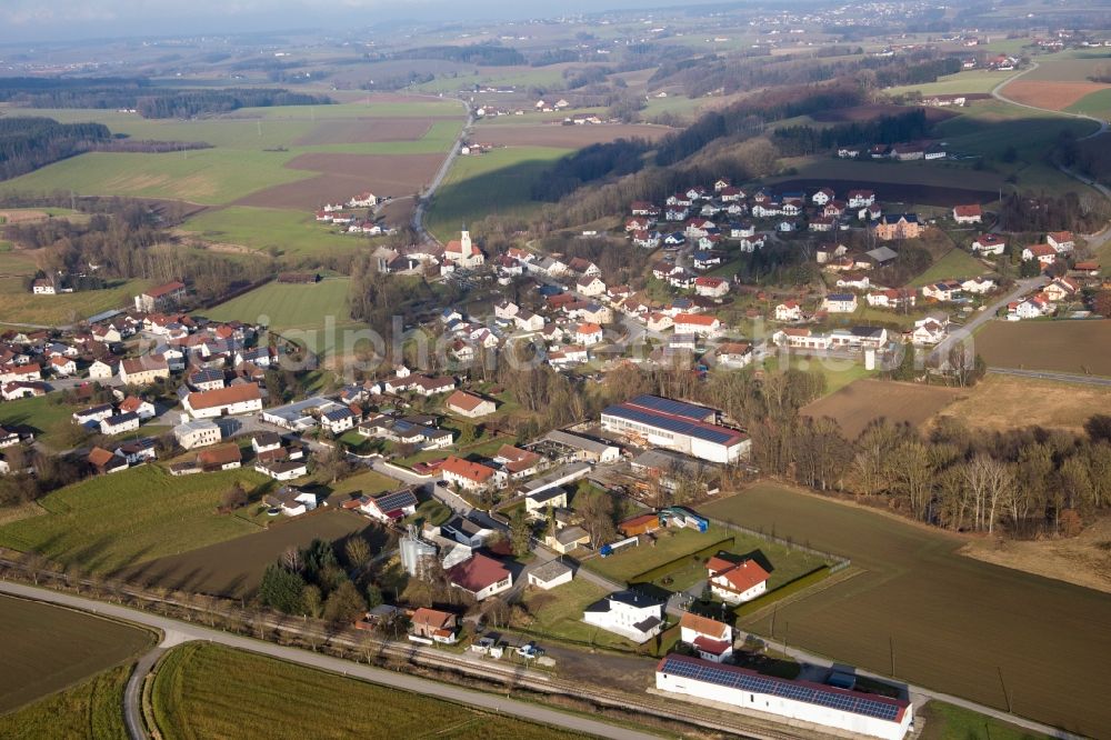 Fürstenzell from the bird's eye view: Village - view on the edge of agricultural fields and farmland in the district Engertsham in Fuerstenzell in the state Bavaria