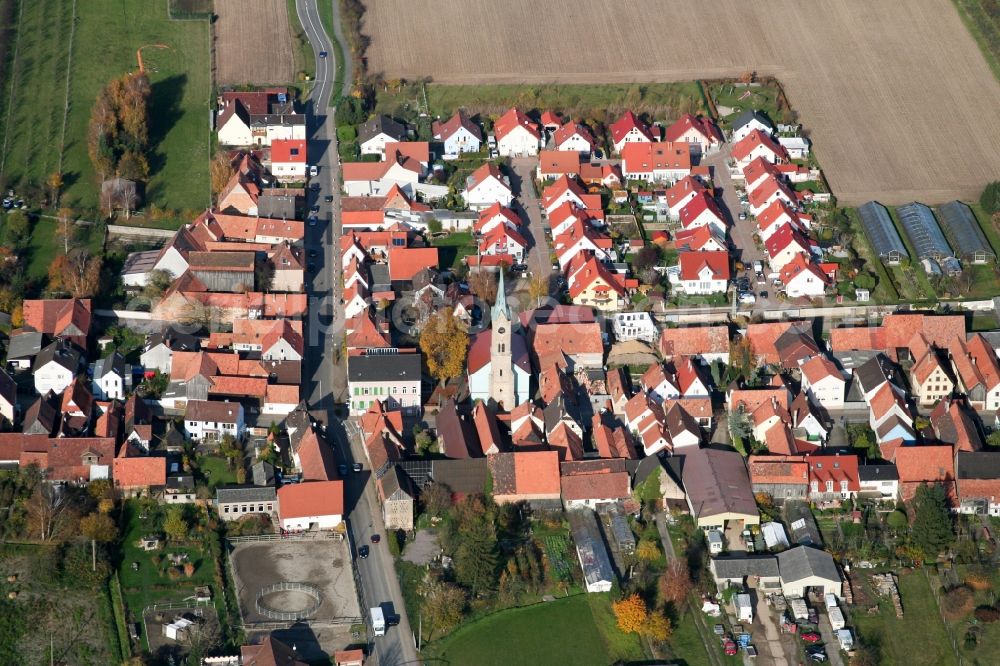 Aerial image Erlenbach bei Kandel - Village - view on the edge of agricultural fields and farmland in the district Gewerbegebiet Horst in Erlenbach bei Kandel in the state Rhineland-Palatinate