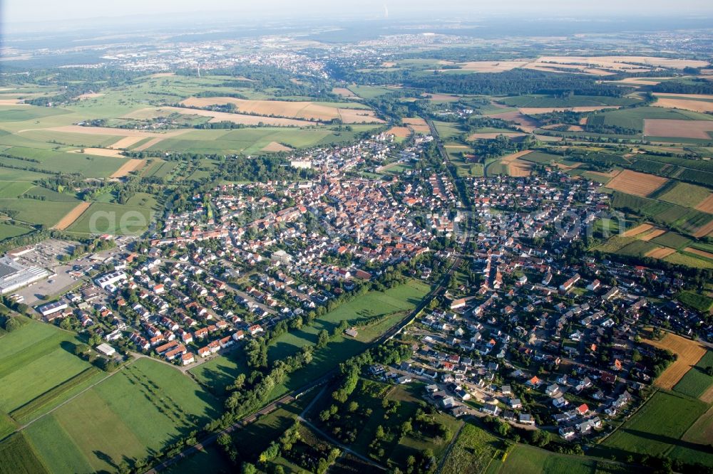 Bruchsal from the bird's eye view: Village - view on the edge of agricultural fields and farmland in the district Heidelsheim in Bruchsal in the state Baden-Wuerttemberg, Germany