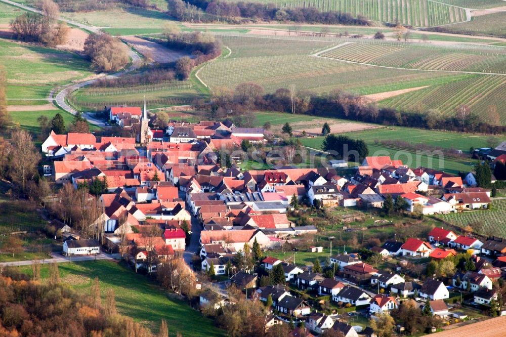 Heuchelheim-Klingen from the bird's eye view: Village - view on the edge of agricultural fields and farmland in the district Heuchelheim in Heuchelheim-Klingen in the state Rhineland-Palatinate