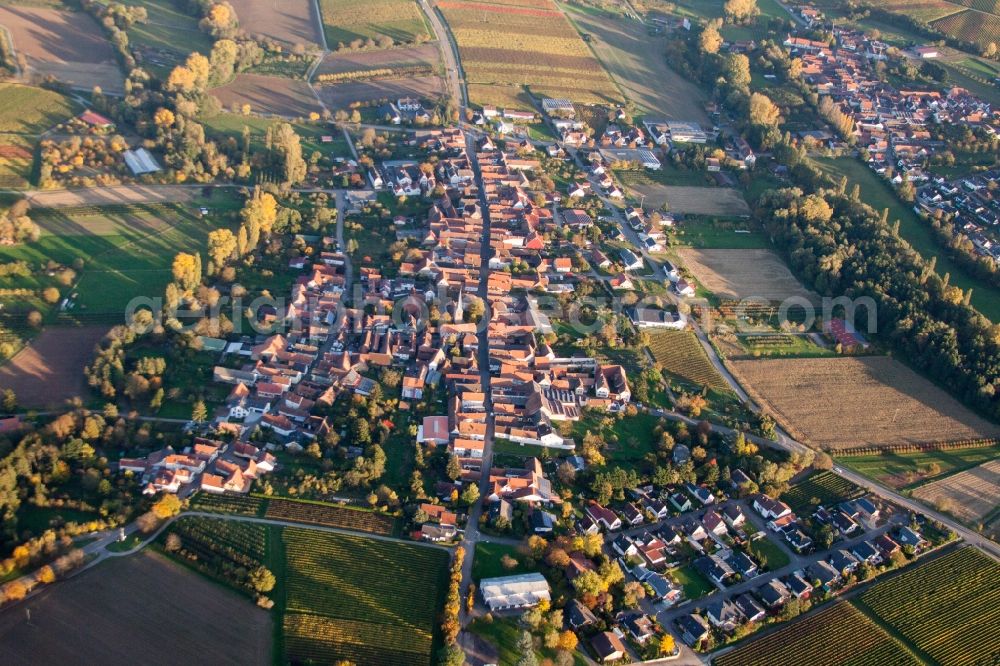 Aerial image Heuchelheim-Klingen - Village - view on the edge of agricultural fields and farmland in the district Heuchelheim in Heuchelheim-Klingen in the state Rhineland-Palatinate, Germany