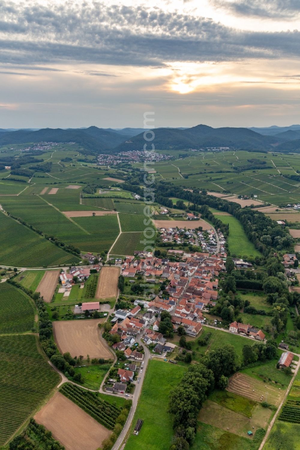 Aerial photograph Heuchelheim-Klingen - Village - view on the edge of agricultural fields and farmland in the district Klingen in Heuchelheim-Klingen in the state Rhineland-Palatinate, Germany