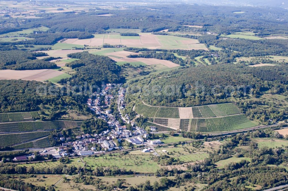 Aerial photograph Bad Neuenahr-Ahrweiler - Village - view on the edge of agricultural fields and farmland in the district Lohrsdorf in Bad Neuenahr-Ahrweiler in the state Rhineland-Palatinate, Germany