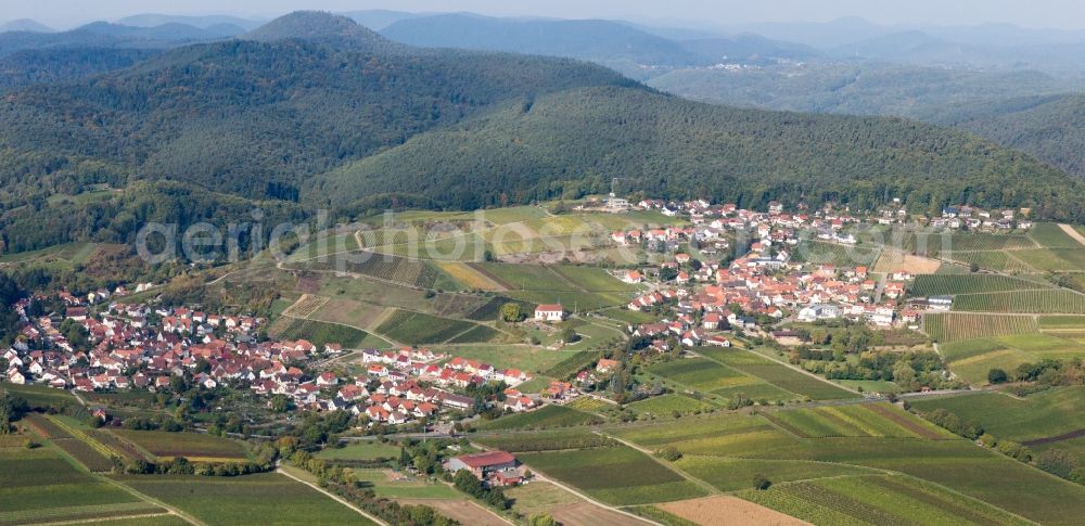 Oberhofen from the bird's eye view: Village - view on the edge of agricultural fields and farmland in the district Pleisweiler in Oberhofen in the state Rhineland-Palatinate, Germany