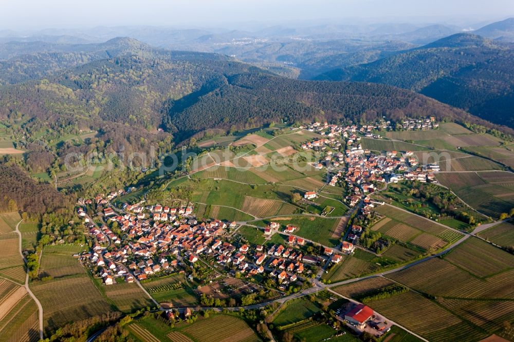 Aerial image Oberhofen - Village - view on the edge of agricultural fields and farmland in the district Pleisweiler in Oberhofen in the state Rhineland-Palatinate, Germany