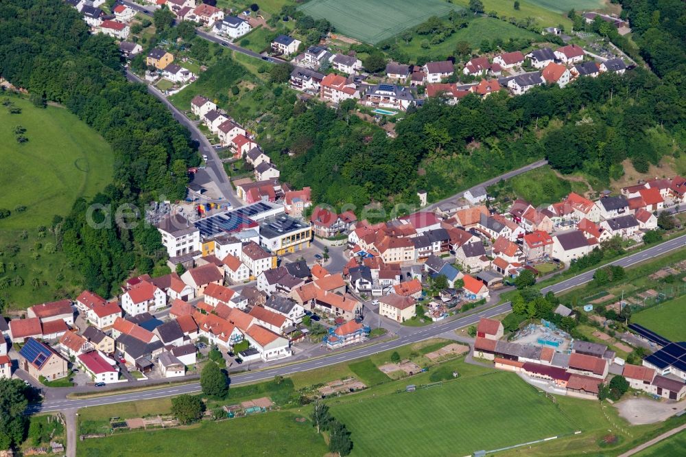 Eltmann from the bird's eye view: Village - view on the edge of agricultural fields and farmland in the district Rossstadt in Eltmann in the state Bavaria, Germany