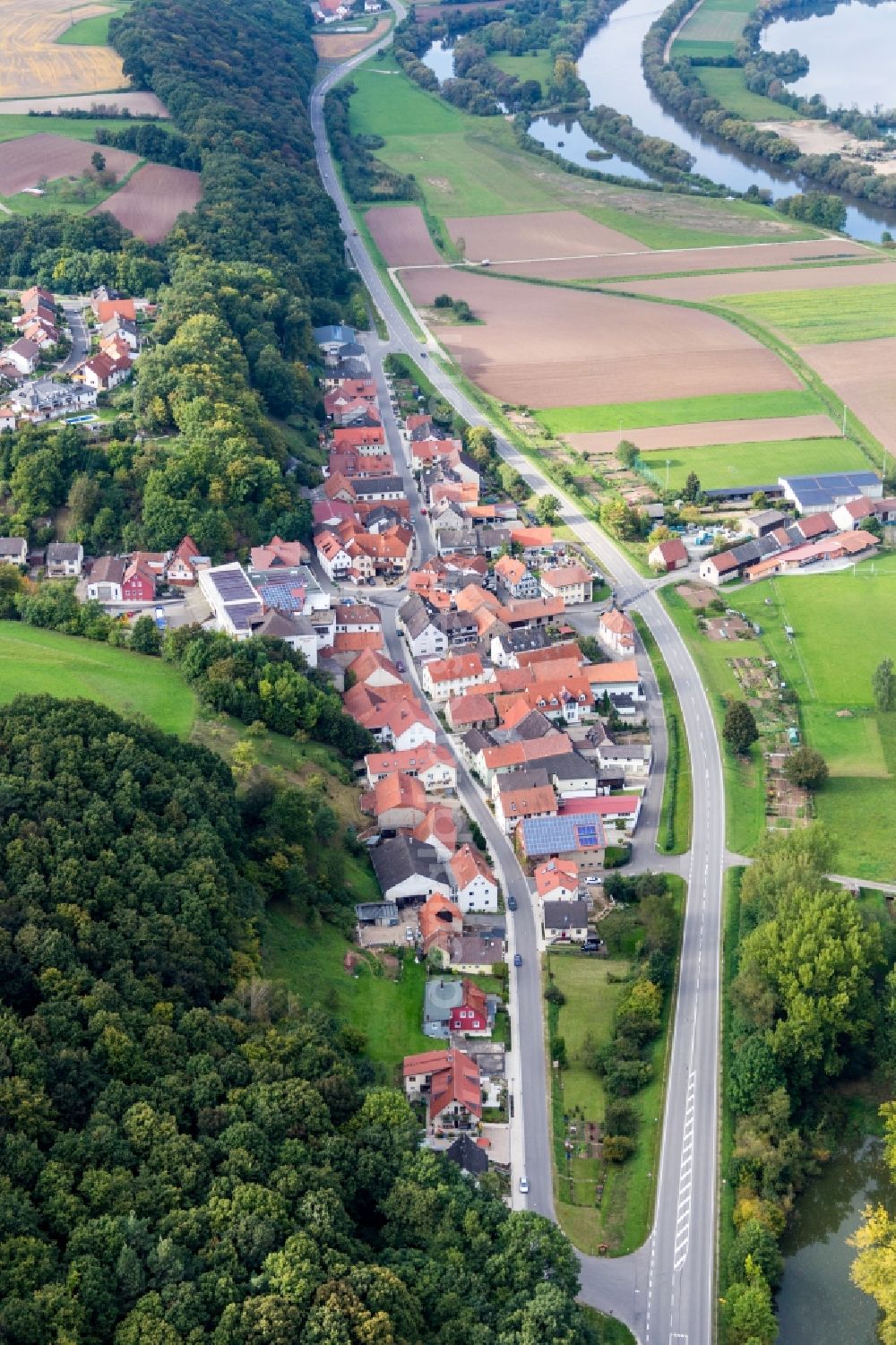 Aerial photograph Eltmann - Village - view on the edge of agricultural fields and farmland in the district Rossstadt in Eltmann in the state Bavaria, Germany