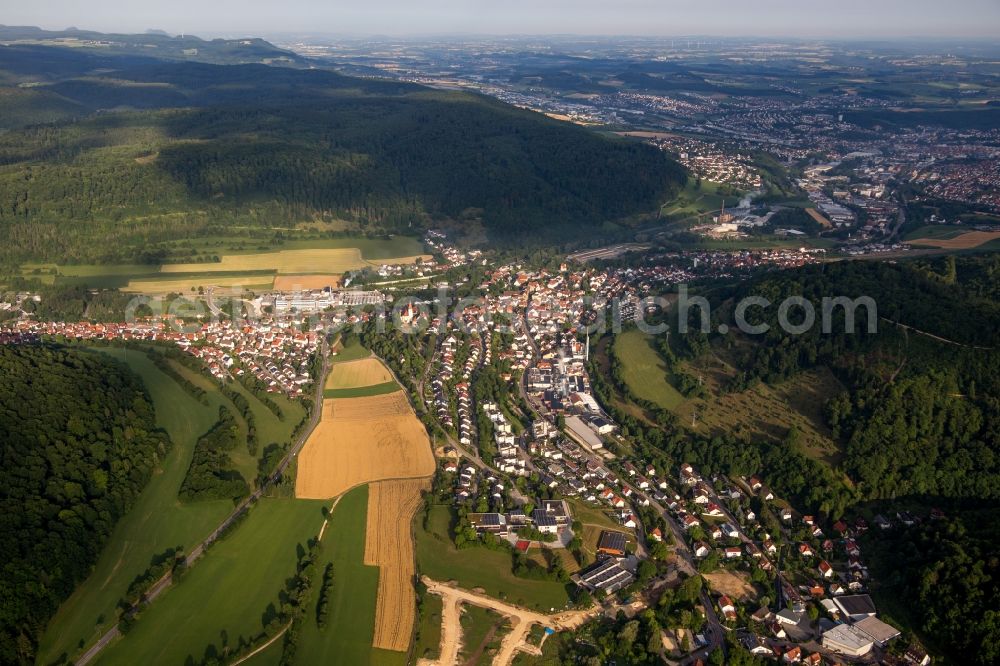 Aalen from the bird's eye view: Village - view on the edge of agricultural fields and farmland in the district Unterkochen in Aalen in the state Baden-Wuerttemberg, Germany