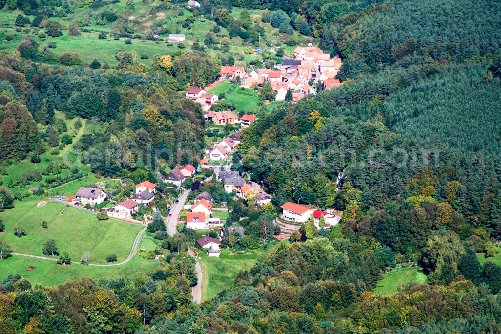 Aerial photograph Bad Bergzabern - Village - view on the edge of agricultural fields and farmland in the district Blankenborn in Bad Bergzabern in the state Rhineland-Palatinate