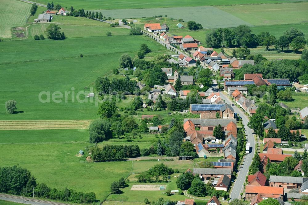 Plathe from the bird's eye view: Village - view on the edge of agricultural fields and farmland in Plathe in the state Saxony-Anhalt, Germany