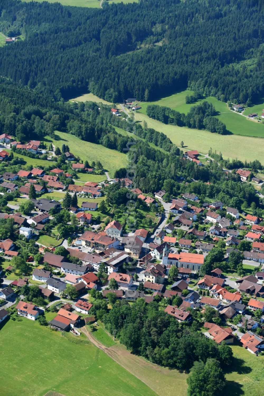 Rattenberg from the bird's eye view: Village - view on the edge of agricultural fields and farmland in Rattenberg in the state Bavaria, Germany