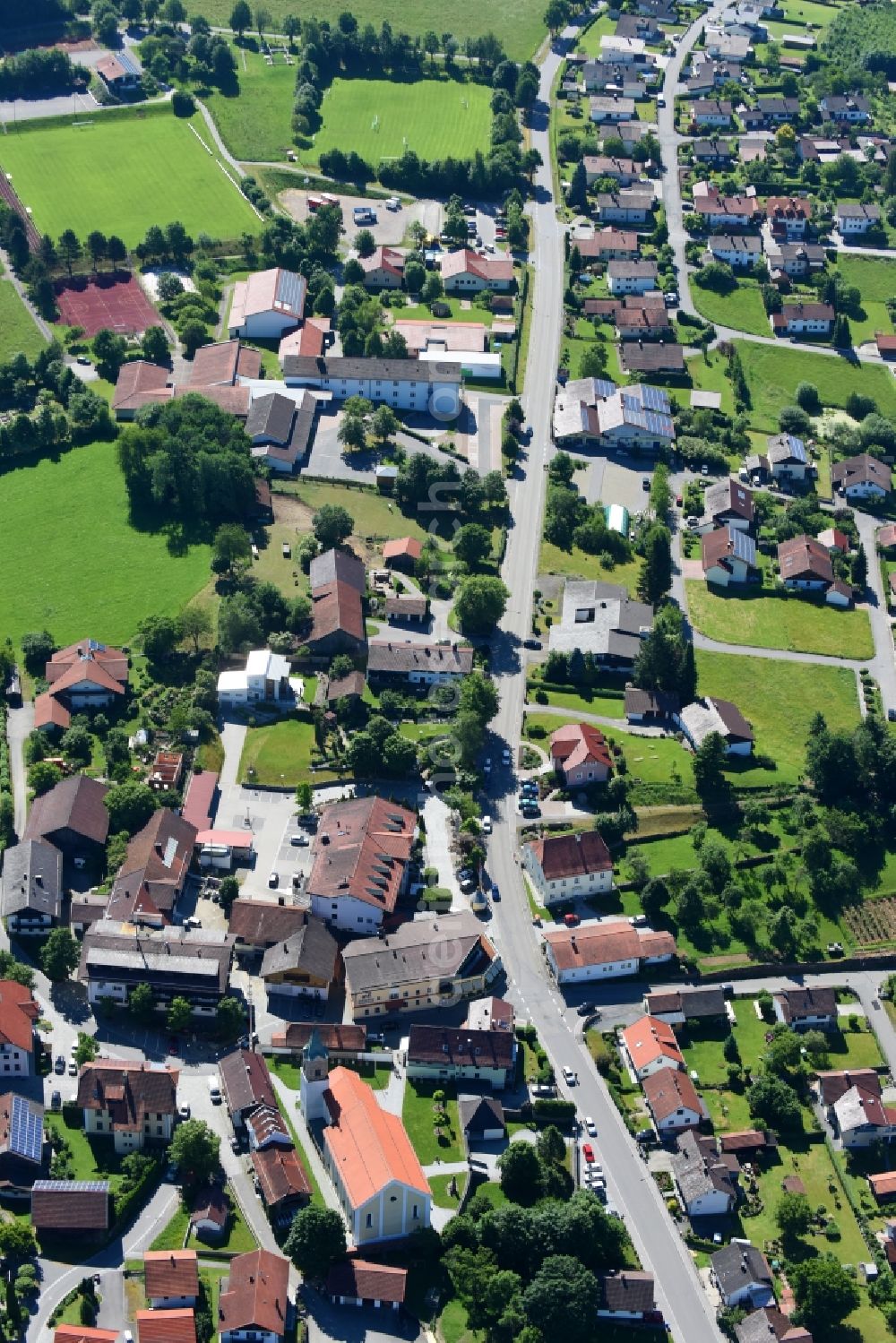 Aerial photograph Rattenberg - Village - view on the edge of agricultural fields and farmland in Rattenberg in the state Bavaria, Germany