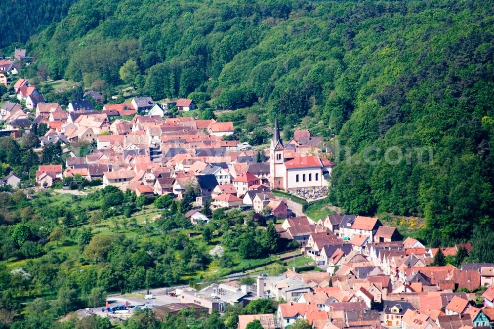 Saint-Jean-Saverne from the bird's eye view: Village - view on the edge of agricultural fields and farmland in Saint-Jean-Saverne in Grand Est, France