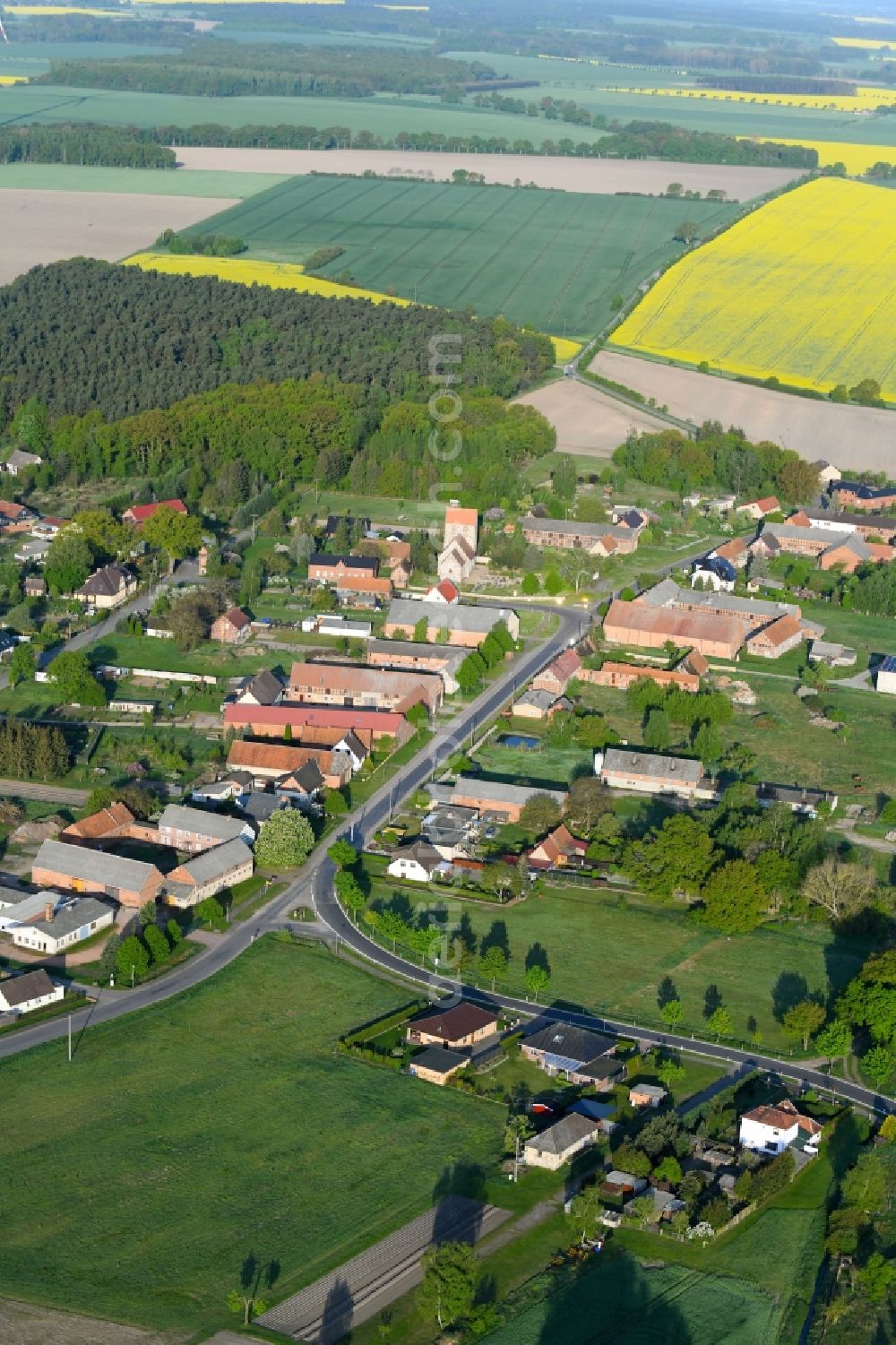 Sanne-Kerkuhn from the bird's eye view: Village - view on the edge of agricultural fields and farmland in Sanne-Kerkuhn in the state Saxony-Anhalt, Germany